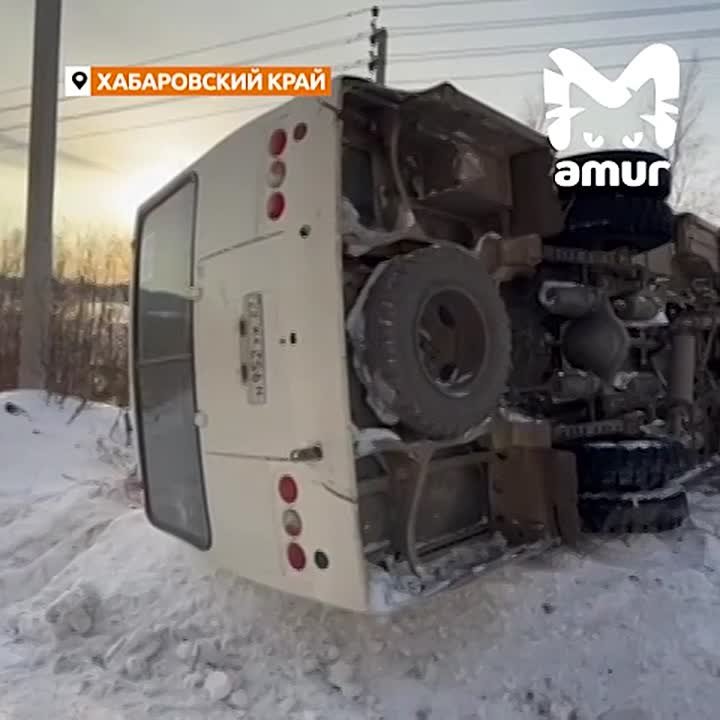 Автобус с пассажирами перевернулся в Хабаровском крае