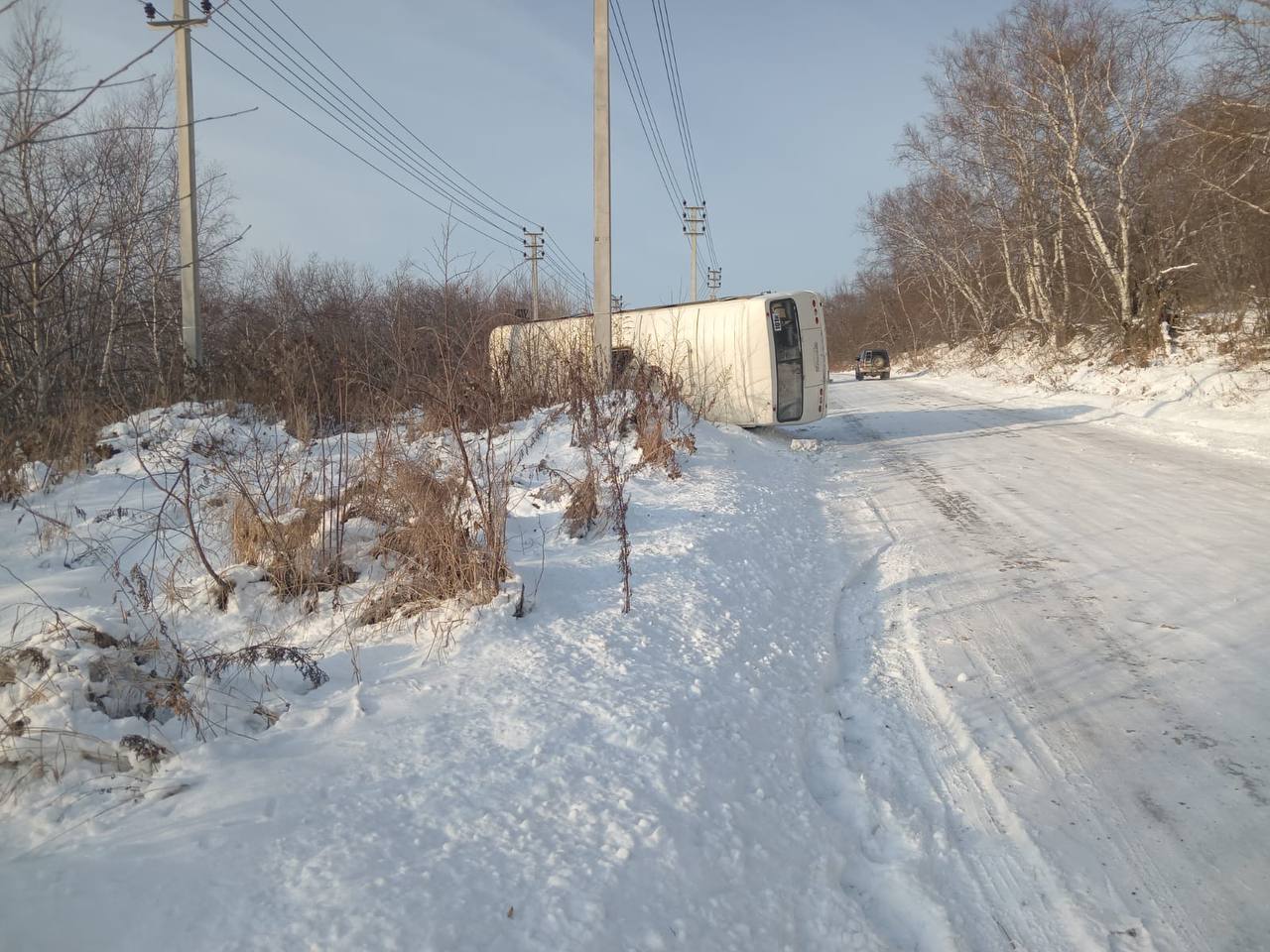 Сегодня в 14 час. 15 мин. в районе 12 км. на автодороге подъезд к р.п. Чныррах Николаевского района Хабаровского края водитель автобуса ПАЗ 320530-02 не справился с управлением допустил съезд с проезжей части с... Сегодня в 14 час. 15 мин. в районе 12 км. на автодороге подъезд к р.п. Чныррах Николаевского района Хабаровского края водитель автобуса ПАЗ 320530-02 не справился с управлением допустил съезд с проезжей части с...