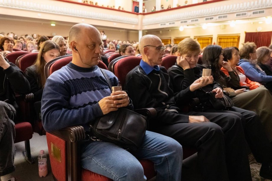 В Хабаровском краевом театре драмы появилась система тифлокомментирования для незрячих и слабовидящих зрителей