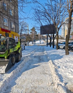 Продолжаются работы по очистке тротуаров и лестничных спусков от снега