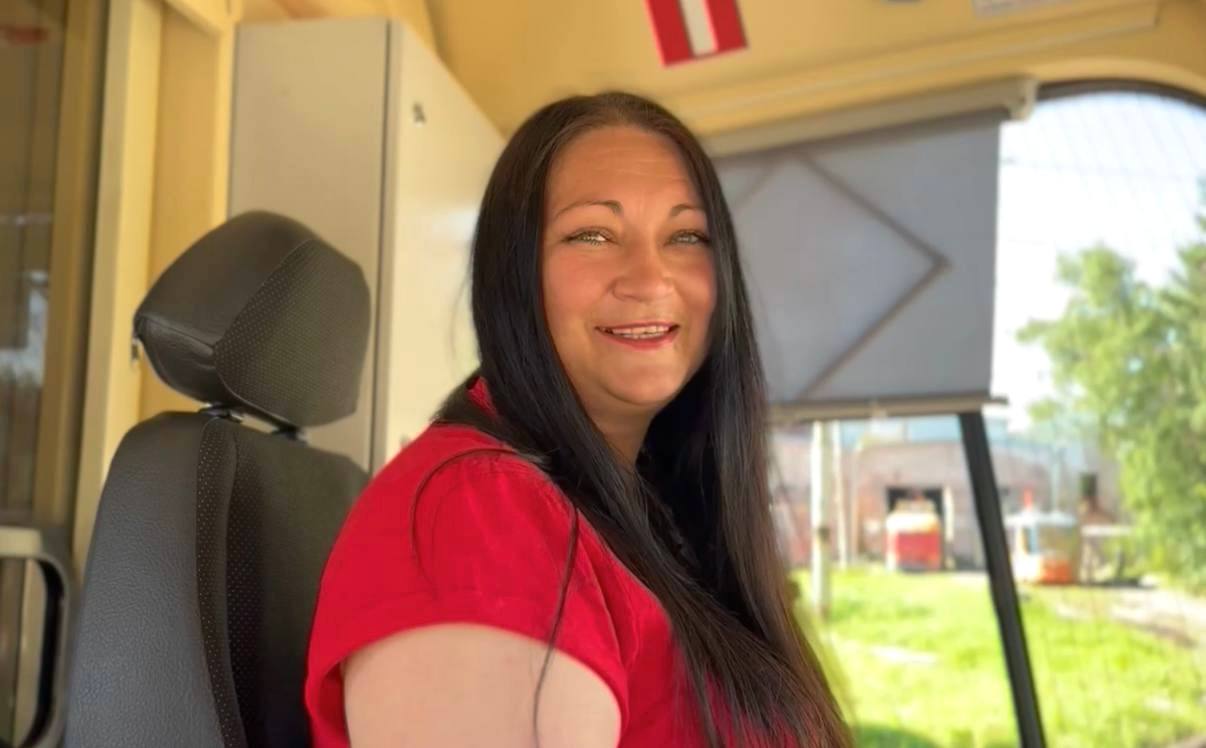 Уважаемые транспортники!. Сегодня — ваш день, день людей, благодаря которым движется весь Хабаровский край, тех, кто выводит на линию поезда и трамваи, поднимает в небо самолёты, ведёт корабли по рекам, обеспечивает движение... Уважаемые транспортники!. Сегодня — ваш день, день людей, благодаря которым движется весь Хабаровский край, тех, кто выводит на линию поезда и трамваи, поднимает в небо самолёты, ведёт корабли по рекам, обеспечивает движение...