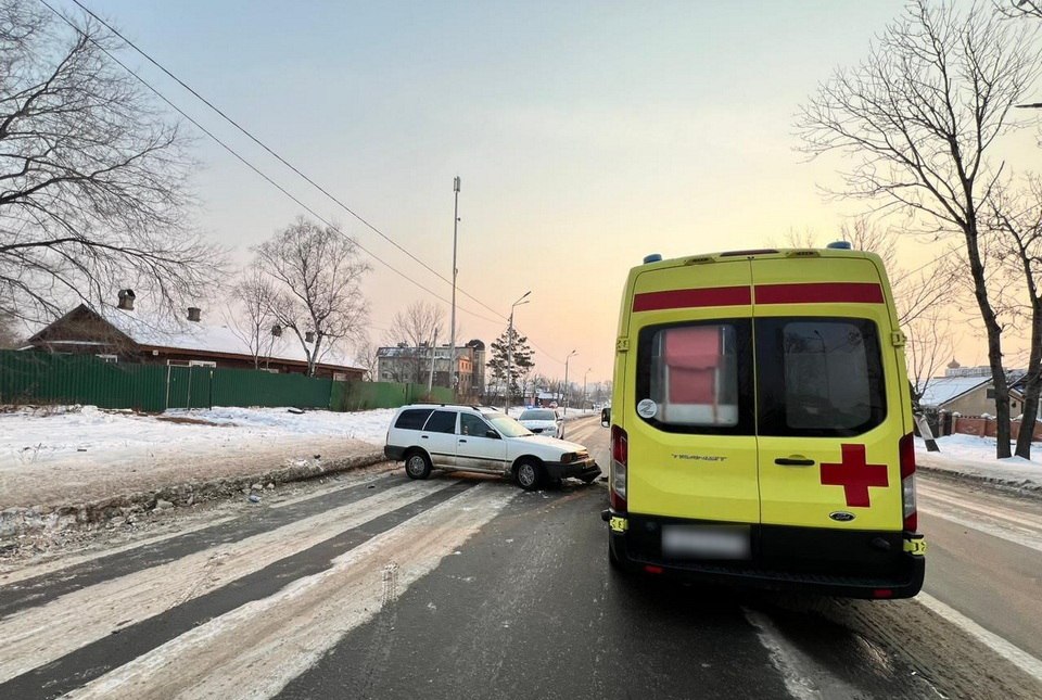 В Хабаровске машина скорой помощи столкнулась на встречной полосе с иномаркой В Хабаровске машина скорой помощи столкнулась на встречной полосе с иномаркой