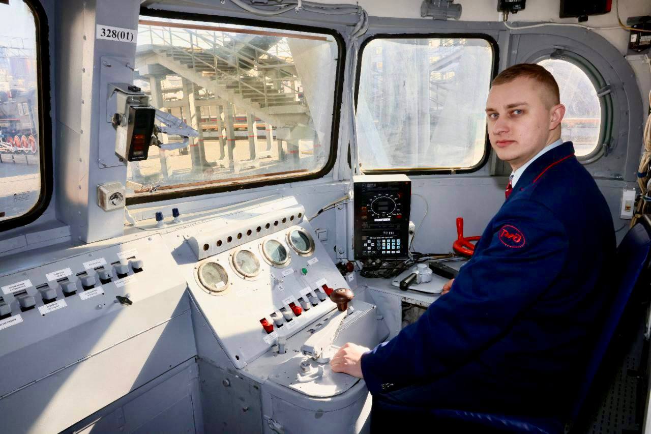 Уважаемые транспортники!. Сегодня — ваш день, день людей, благодаря которым движется весь Хабаровский край, тех, кто выводит на линию поезда и трамваи, поднимает в небо самолёты, ведёт корабли по рекам, обеспечивает движение... Уважаемые транспортники!. Сегодня — ваш день, день людей, благодаря которым движется весь Хабаровский край, тех, кто выводит на линию поезда и трамваи, поднимает в небо самолёты, ведёт корабли по рекам, обеспечивает движение...