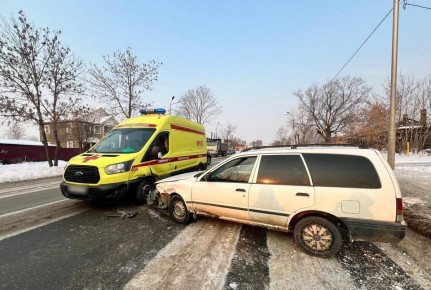 В Хабаровске машина скорой помощи столкнулась на встречной полосе с иномаркой