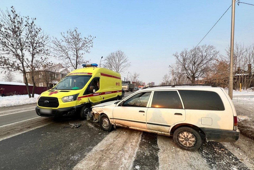 В Хабаровске машина скорой помощи столкнулась на встречной полосе с иномаркой