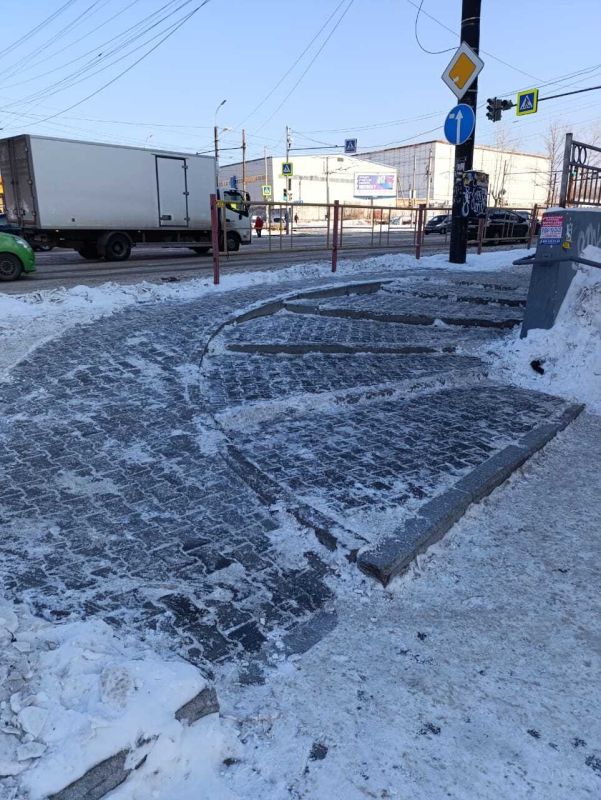 Силами комитета по управлению районом организованны работы по очистке пешеходных связей от снега в районе: