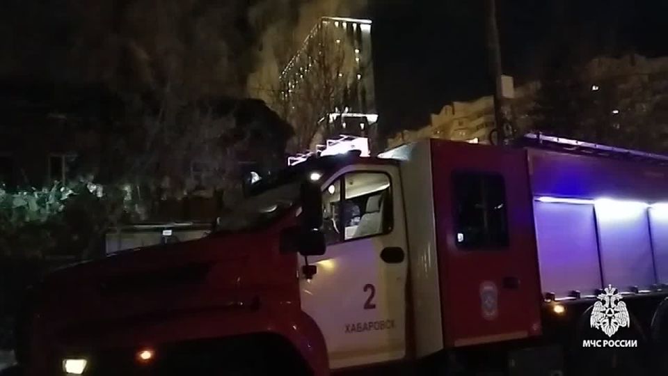 Хабаровские бойцы МЧС России ликвидировали пожар на Шеронова