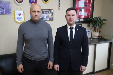 Министр спорта Хабаровского края Дмитрий Чикунов встретился с участником региональной кадровой программы «Герои Vостока» Александром Бородатовым