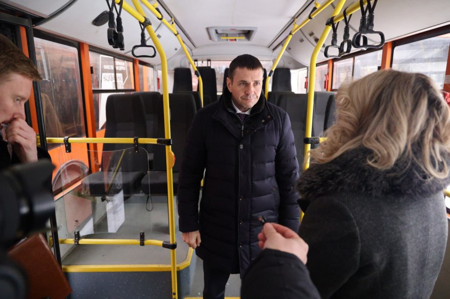 Дмитрий Демешин потребовал немедленно вывести простаивающие автобусы на межмуниципальные маршруты Дмитрий Демешин потребовал немедленно вывести простаивающие автобусы на межмуниципальные маршруты