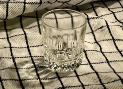 Необычные секреты заботы о комнатных растениях: водка и пиво как удобрения