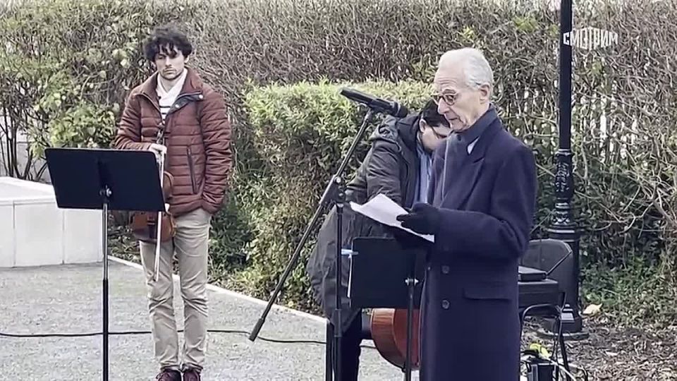 Памятник Александру Пушкину открыли в столице Франции