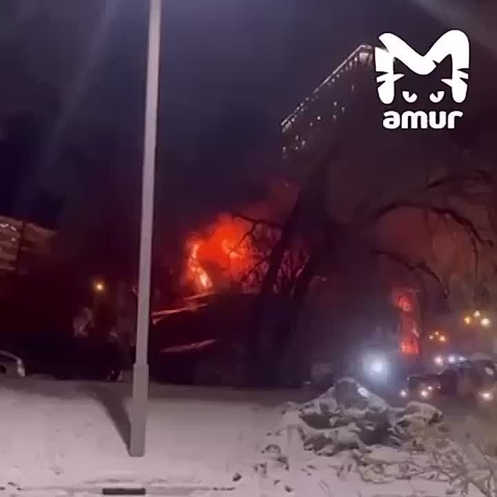 Двухэтажный дом горит в центре Хабаровска