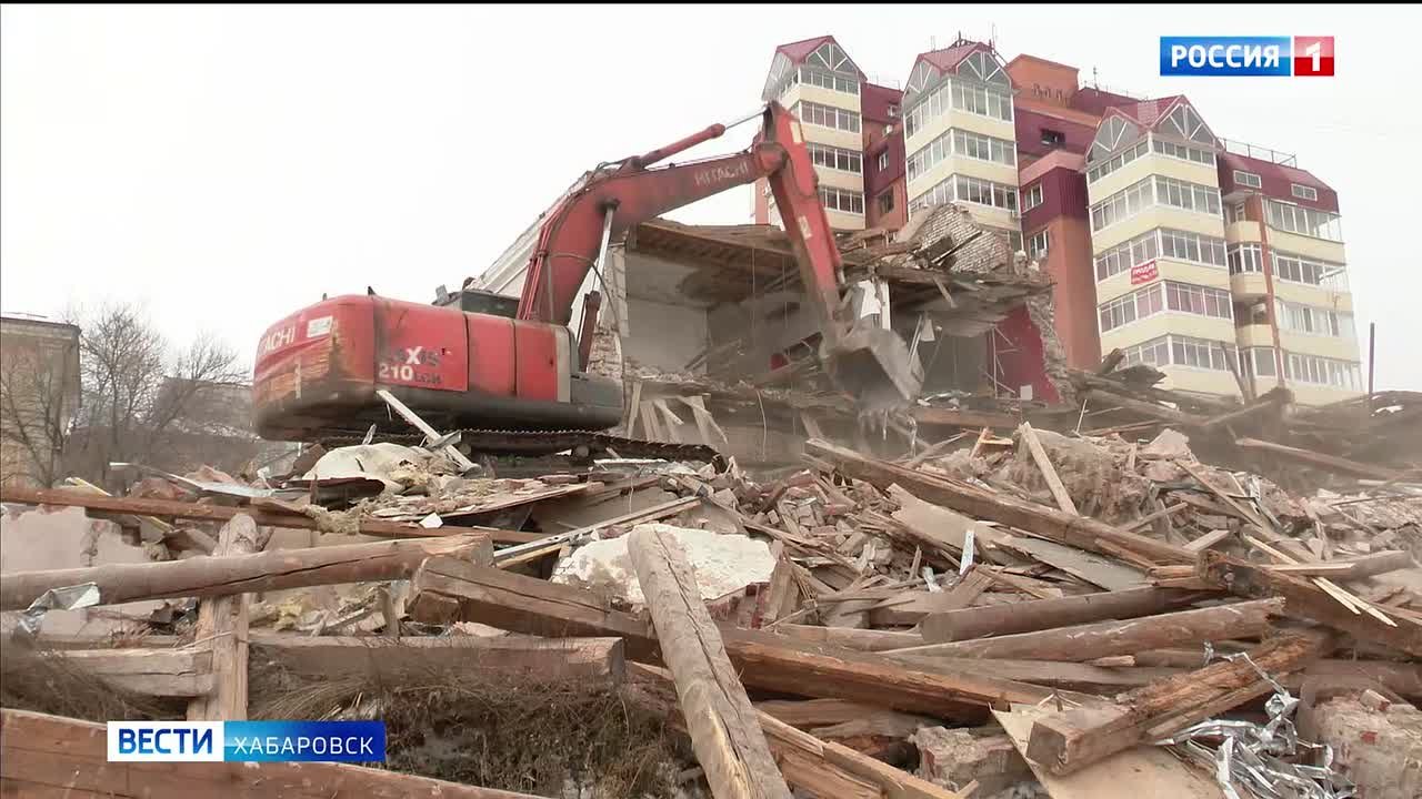 Снос ветхого здания дореволюционной постройки начали в Хабаровске у городских прудов