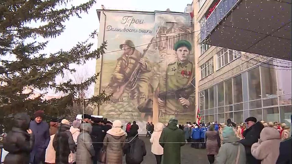 Мурал с портретами героев-дальневосточников на Главпочтамте в Хабаровске завершён