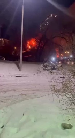 Дом загорелся недалеко от «ННК» на улице Шеронова в Хабаровске