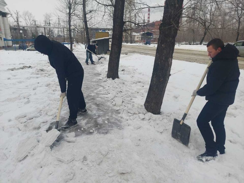 Силами комитета по управлению районом организованны работы по очистке пешеходных связей от снега: