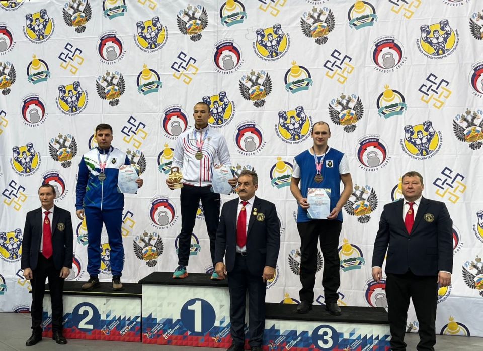 Два представителя МЧС России из Хабаровска завоевали медали в международном и Всероссийском турнирах по гиревому спорту
