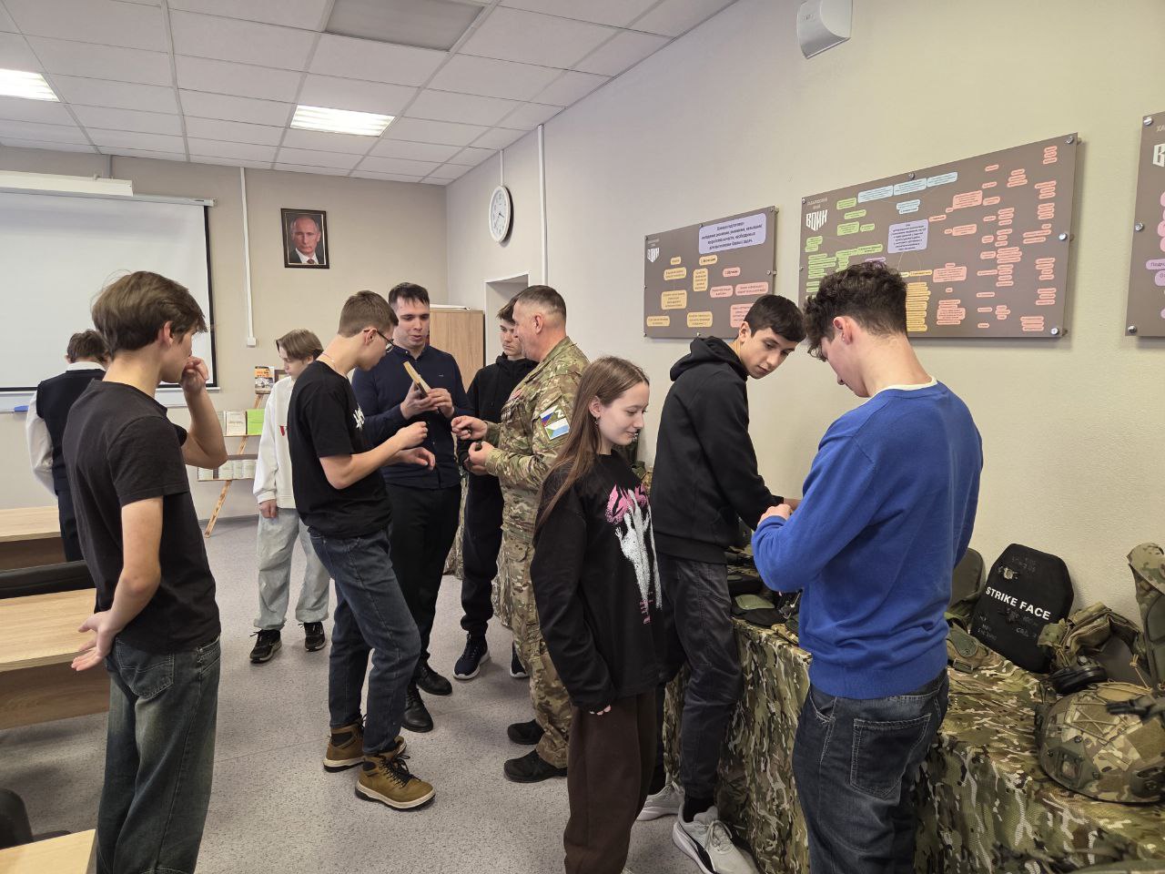 Хабаровские школьники сходили на экскурсию в Центр «ВОИН» Хабаровские школьники сходили на экскурсию в Центр «ВОИН»