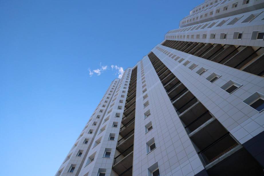 Губернатор Хабаровского края Дмитрий Демешин осмотрел сданный долгострой на ул. Салтыкова-Щедрина в Хабаровске Губернатор Хабаровского края Дмитрий Демешин осмотрел сданный долгострой на ул. Салтыкова-Щедрина в Хабаровске