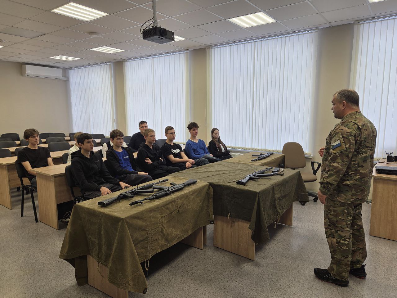 Хабаровские школьники сходили на экскурсию в Центр «ВОИН» Хабаровские школьники сходили на экскурсию в Центр «ВОИН»