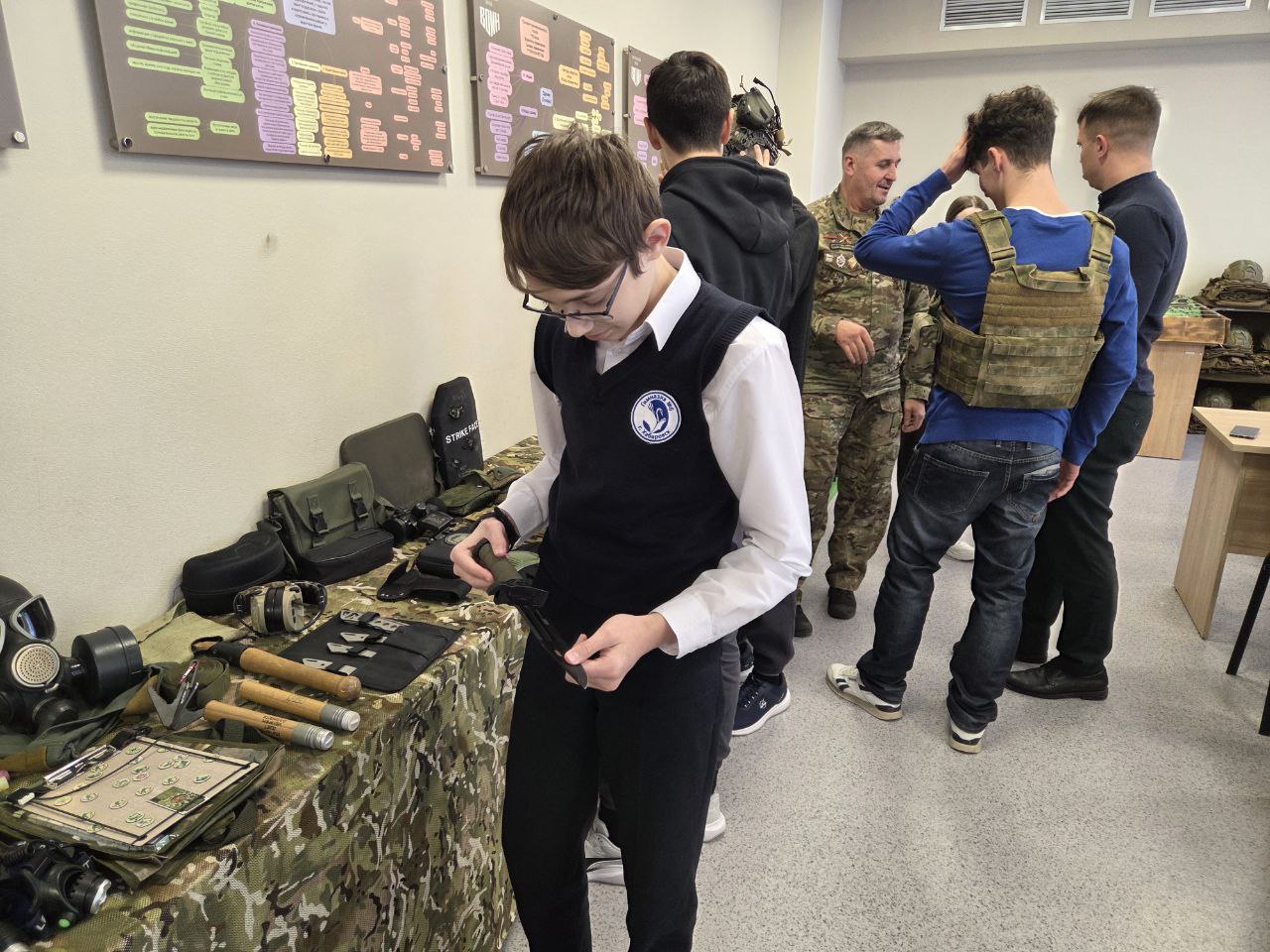 Хабаровские школьники сходили на экскурсию в Центр «ВОИН» Хабаровские школьники сходили на экскурсию в Центр «ВОИН»