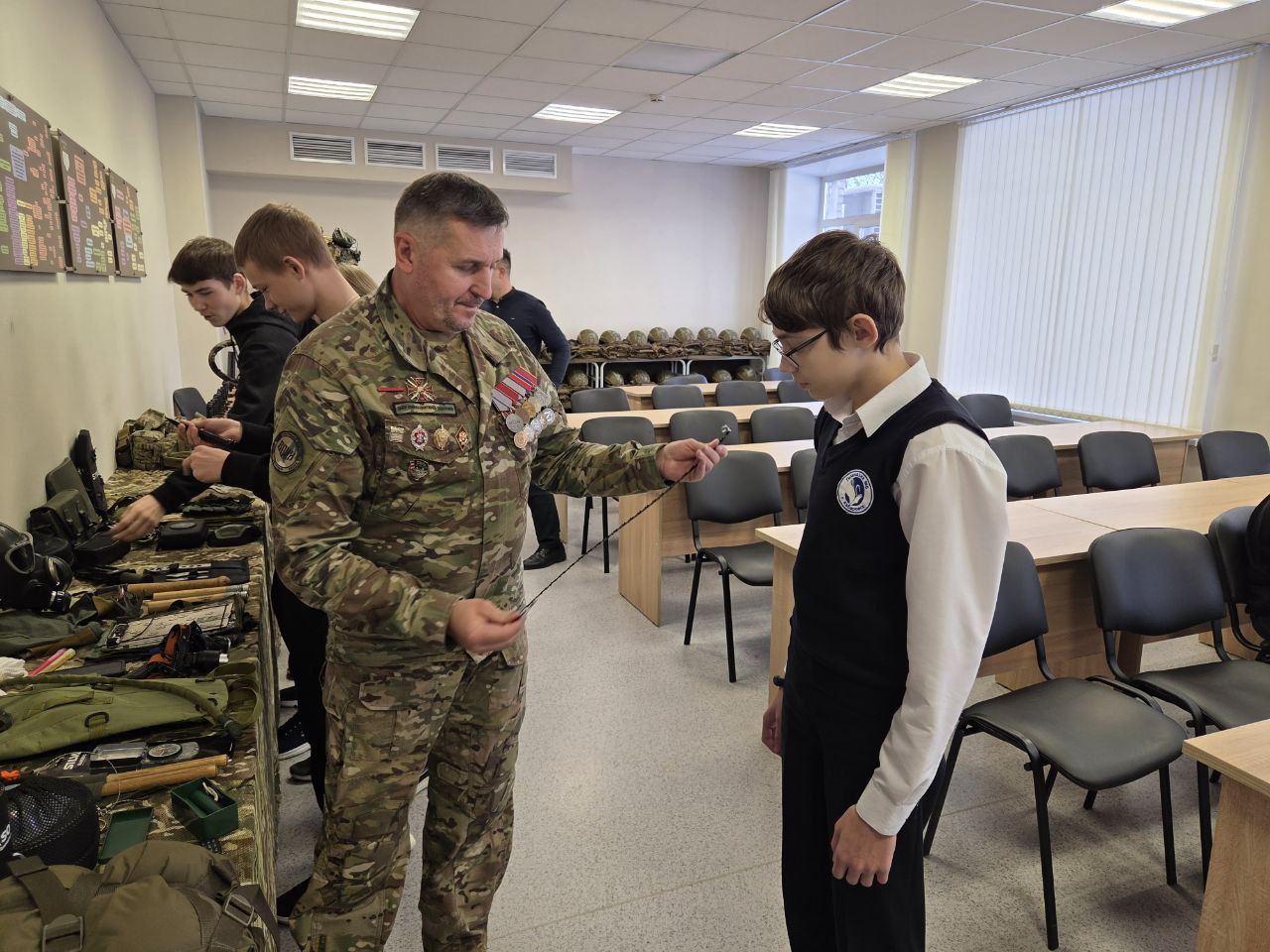 Хабаровские школьники сходили на экскурсию в Центр «ВОИН» Хабаровские школьники сходили на экскурсию в Центр «ВОИН»
