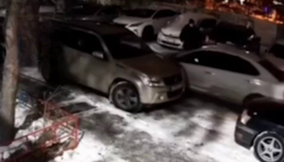 В ходе мониторинга сети интернет сотрудниками Госавтоинспекции выявлена видеозапись о ДТП в дворовой территории по ул.Тихоокеанская в г.Хабаровске