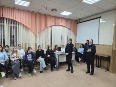 В Хабаровске юрисконсульт правового отдела городской полиции Ольга Каритан совместно с инспектором по делам несовершеннолетних Екатериной Огневой организовали правовое информирование и консультирование учащихся...