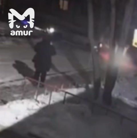 Ездун разбил несколько авто во дворе Хабаровска и слинял