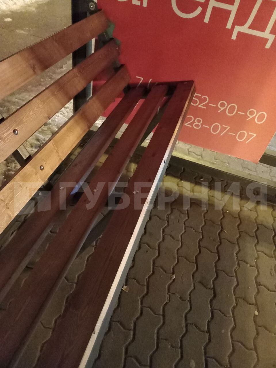 «Ноги выше головы»: новая скамейка на «Стрелке» возмутила хабаровчан «Ноги выше головы»: новая скамейка на «Стрелке» возмутила хабаровчан