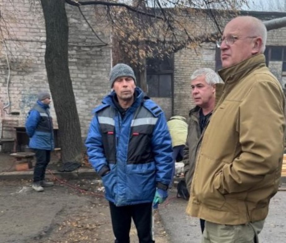 Аварийно-восстановительная бригада из Хабаровского края продолжает работу в Дебальцево Аварийно-восстановительная бригада из Хабаровского края продолжает работу в Дебальцево