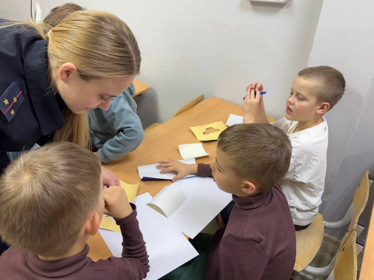 Сотрудники Госавтоинспекции города Хабаровска провели мастер-класс по изготовлению световозвращающих элементов с ребятами ДЮЦ «Импульс» Сотрудники Госавтоинспекции города Хабаровска провели мастер-класс по изготовлению световозвращающих элементов с ребятами ДЮЦ «Импульс»