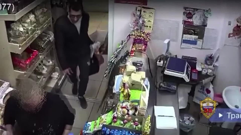 Задержанный столичной полицией налётчик похитил выручку из кассы, угрожая продавцу магазина ножом