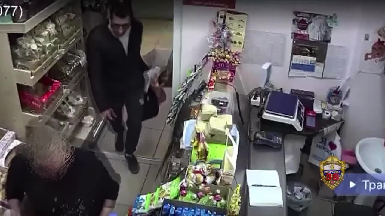 Задержанный столичной полицией налётчик похитил выручку из кассы, угрожая продавцу магазина ножом