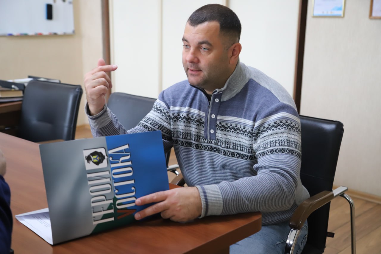 Министр спорта Хабаровского края Дмитрий Чикунов встретился с участниками региональной кадровой программы «Герои Vостока» Министр спорта Хабаровского края Дмитрий Чикунов встретился с участниками региональной кадровой программы «Герои Vостока»