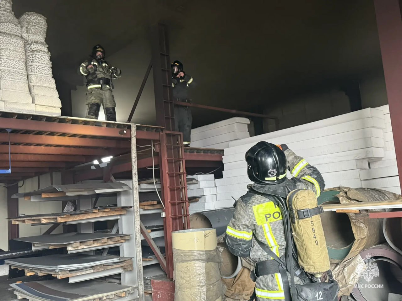 Пожарные ликвидируют возгорание в коммерческом здании на улице Кирпичной