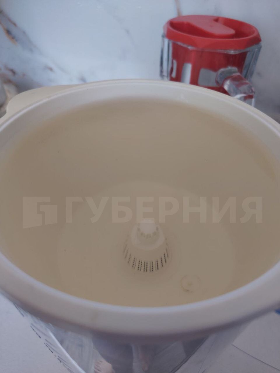 Желтый «лимонад» течет из крана у жителей поселка Березового Солнечного района