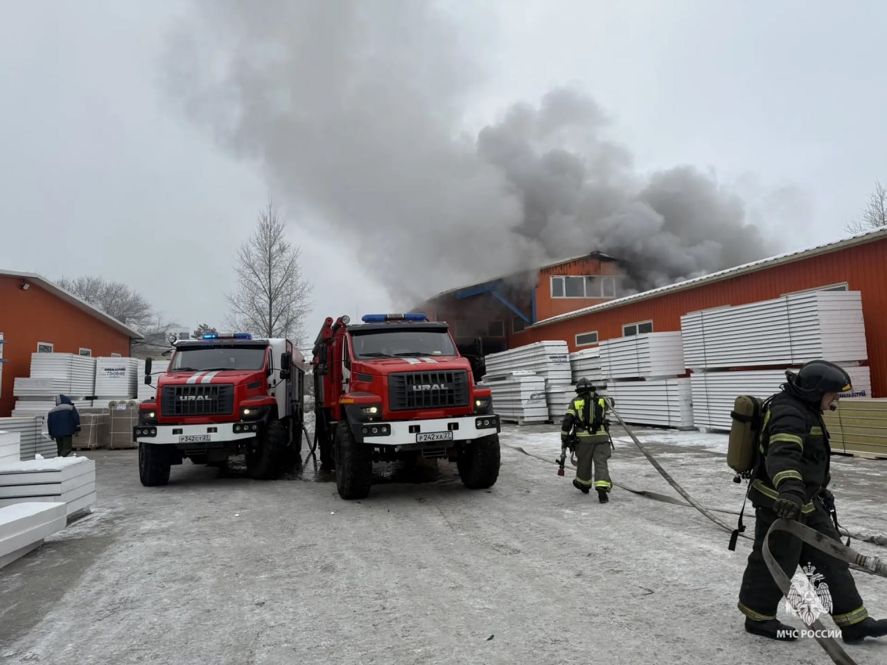 Пожарные ликвидируют возгорание в коммерческом здании на улице Кирпичной Пожарные ликвидируют возгорание в коммерческом здании на улице Кирпичной