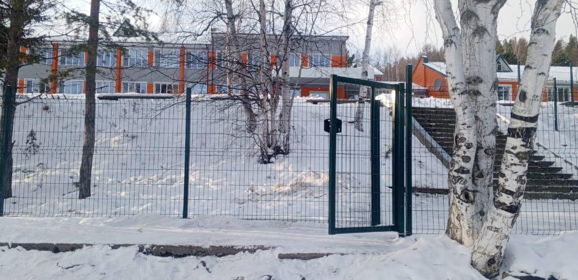 В Аяно-Майском районе после вмешательства прокуратуры по периметру образовательных учреждений установлено новое ограждение