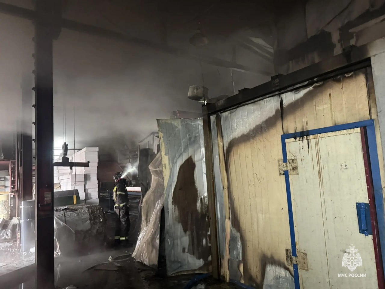 Пожарные ликвидируют возгорание в коммерческом здании на улице Кирпичной Пожарные ликвидируют возгорание в коммерческом здании на улице Кирпичной