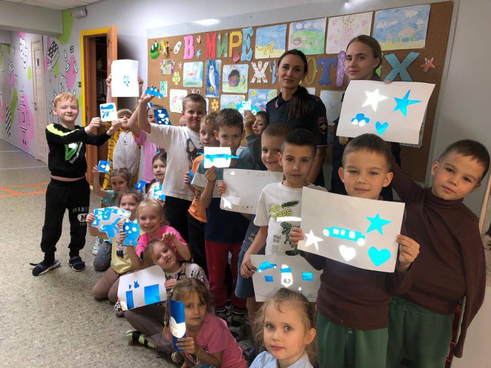 Сотрудники Госавтоинспекции города Хабаровска провели мастер-класс по изготовлению световозвращающих элементов с ребятами ДЮЦ «Импульс»