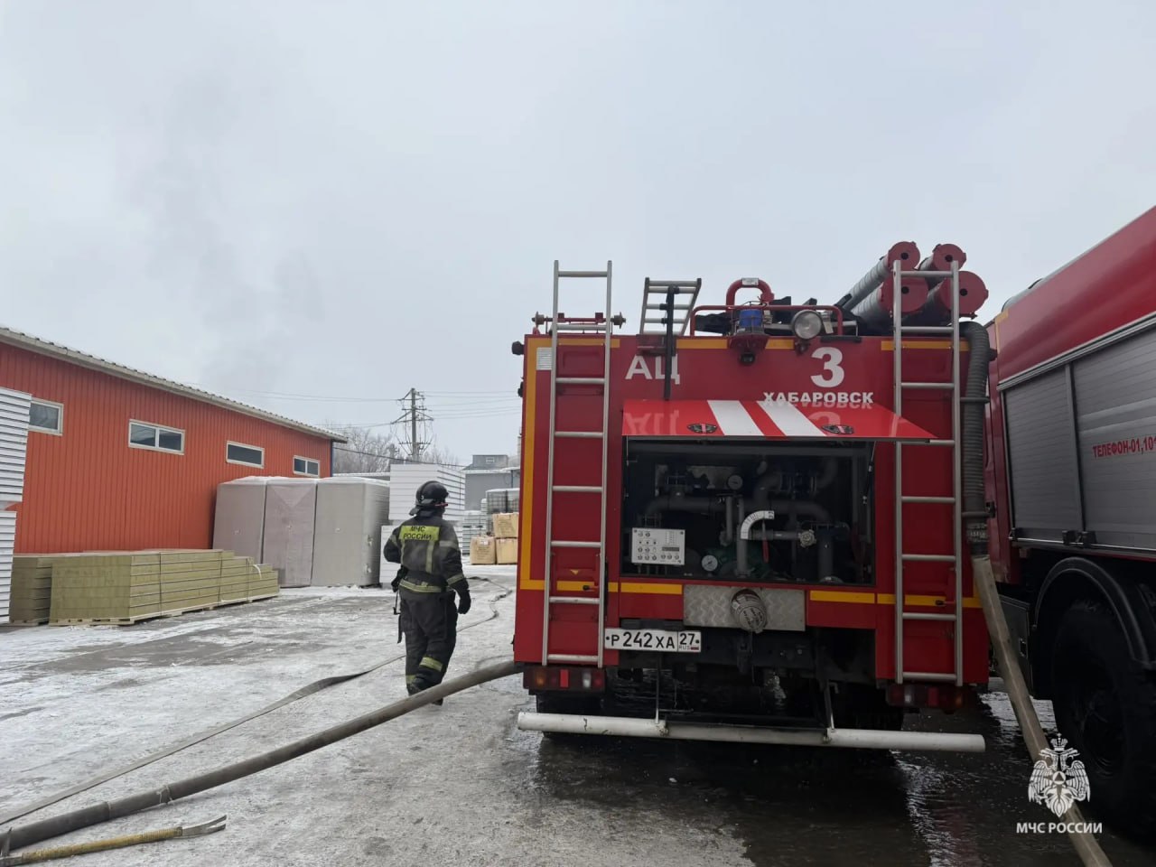 Пожарные подразделения работают на возгорании на улице Кирпичной в Хабаровске Пожарные подразделения работают на возгорании на улице Кирпичной в Хабаровске