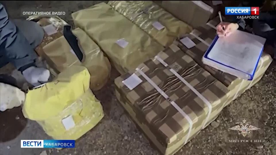Семьдесят семь килограммов чёрной икры изъяли полицейские Хабаровска у дальнобойщика