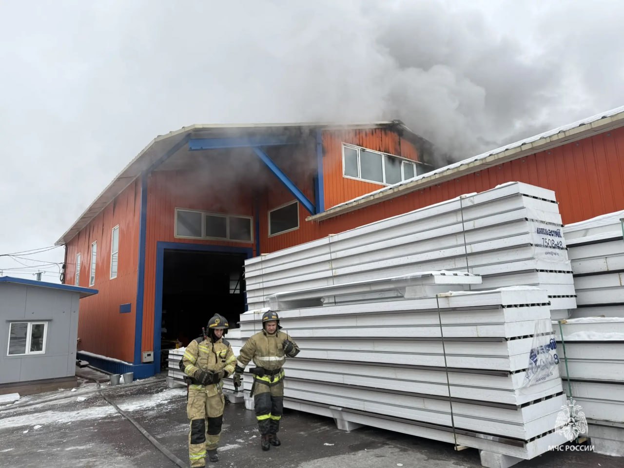 Пожарные ликвидируют возгорание в коммерческом здании на улице Кирпичной Пожарные ликвидируют возгорание в коммерческом здании на улице Кирпичной