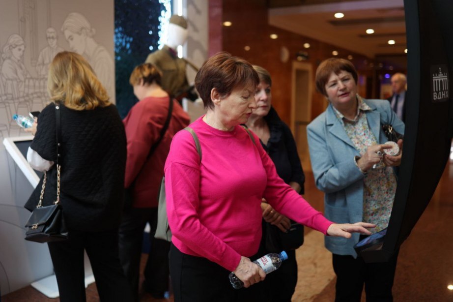 Дмитрий Демешин открыл выставку «Трудовые династии Хабаровского края» на ВДНХ Дмитрий Демешин открыл выставку «Трудовые династии Хабаровского края» на ВДНХ