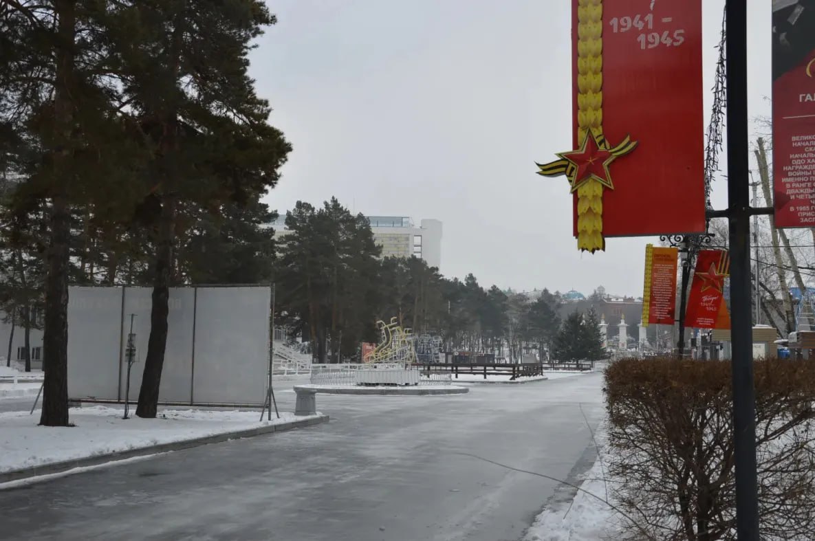 Пробный слой льда нарастили на народном катке в Хабаровске