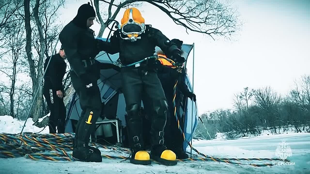 Мороз и лед не страшны водолазам МЧС России
