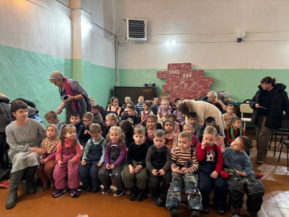 Хабаровский театр кукол дал благотворительный спектакль для семей военнослужащих Хабаровский театр кукол дал благотворительный спектакль для семей военнослужащих