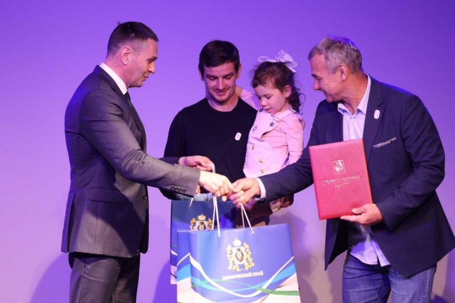 Дмитрий Демешин открыл выставку «Трудовые династии Хабаровского края» на ВДНХ Дмитрий Демешин открыл выставку «Трудовые династии Хабаровского края» на ВДНХ