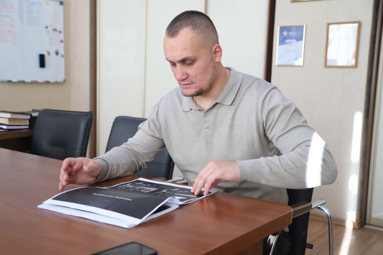 Министр спорта Хабаровского края Дмитрий Чикунов встретился с участниками региональной кадровой программы «Герои Vостока» Министр спорта Хабаровского края Дмитрий Чикунов встретился с участниками региональной кадровой программы «Герои Vостока»